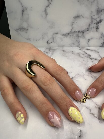 Charmin's Goudkleurige Chunky Ring met een Open U-Vorm Boog Staal R1823 – Strak en Modern