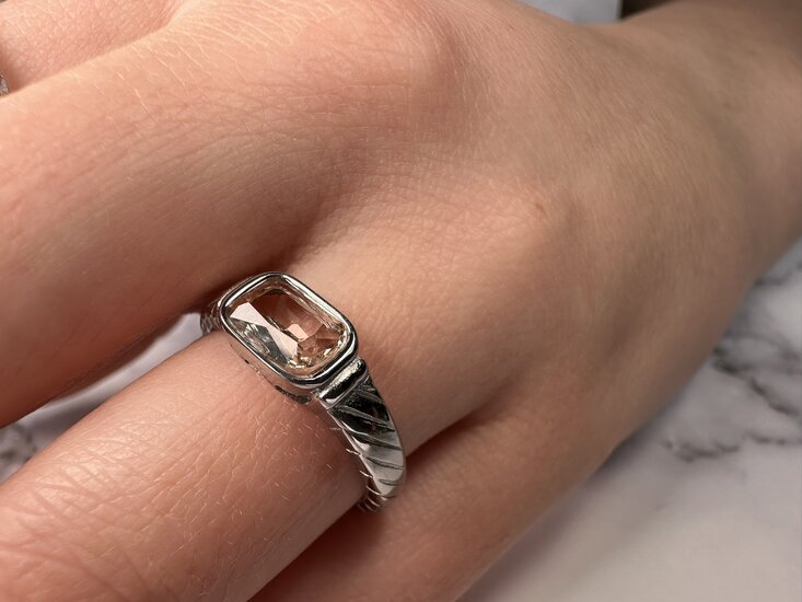 Charmin's Stalen Ring met Kristal Roze Steen en Graveringen R1352– Klassieke Vintage