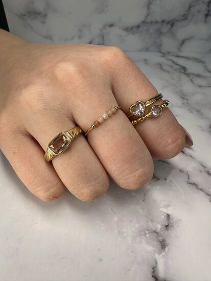 Charmin's Goudkleurige Ring met Kristal Rose Steen en Graveringen R1353– Vintage Look